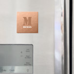Íman Peach modelo geométrico de malha Monograma<br><div class="desc">Monograma Personalize com seu nome e inicial personalizados. O padrão geométrico dos gradientes de inclinação da alça triangular ombre. Malha geométrica triangular com design de gradiente máximo legal.</div>