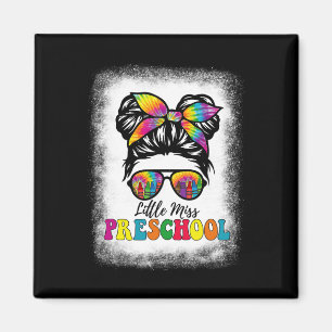 Íman Pequena Srta. Preschool Tie Dye Mensagem Bun Girl