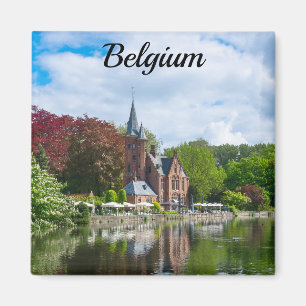 Íman Pequeno castelo perto do lago em Bruges, Bélgica