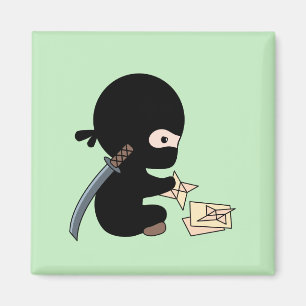 Íman Pequeno Ninja Fazendo Estrela de Papel de Origami