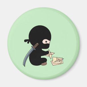 Íman Pequeno Ninja Fazendo Estrela de Papel Origami par