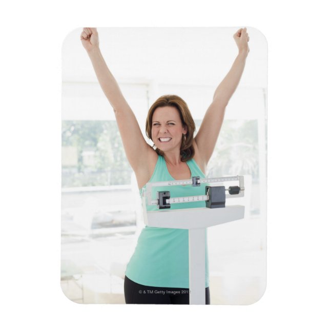 Íman Perda de peso bem-sucedida. Mulher feliz pesando (Vertical)