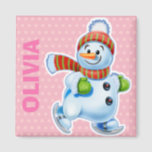 Íman Personagens personalizados do Magnet Christmas Sno<br><div class="desc">Personagens personalizados do Magnet Christmas Snowman. Personagens personalizados do Magnet Christmas Snowman. É tão fácil mudar o nome! Uma variedade de personagens de boneco de neve engolindo, esquiando e patinando. Cuidado com o jogo de correspondência com personagens de neve músicos batendo e mexendo também. Disponível em outros presentes e produtos....</div>