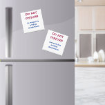 Íman Personalizado Engraçado Não Incomodar Magnet<br><div class="desc">Você gosta de cozinhar ou conhecer outra pessoa? Você pode criar o perfeito na cozinha do Home Chef com este lindo ímã quadrado da cozinha. O humorístico texto vermelho e azul diz, "NÃO PERTURBA, estou preparando outra obra-prima." Até um cozinheiro de 5 estrelas precisa de senso de humor numa cozinha...</div>