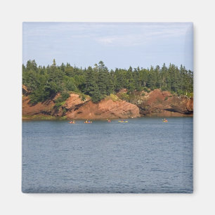 Íman Pessoas fazendo caiaque no mar na Baía de Fundy em