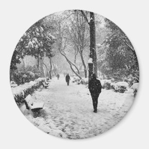 Íman Pessoas no parque no dia de inverno nevado