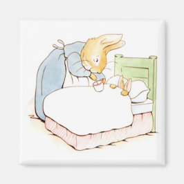 Íman Peter Rabbit na cama (sendo alimentado pela mãe)