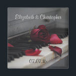 Íman Piano Keys com Rosa vermelha<br><div class="desc">Foto artística de um velho piano focado nas velhas teclas amareladas com uma rosa vermelha esmaecida sobre as teclas e algumas pétalas soltas espalhadas. Esta imagem tem um humor um pouco melancólico e sentimental com um pouco de saudade. Personalize com o nome da noiva e do noivo e a data...</div>