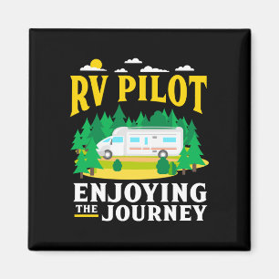 Íman Piloto de rv masculino curtindo a viagem camping e