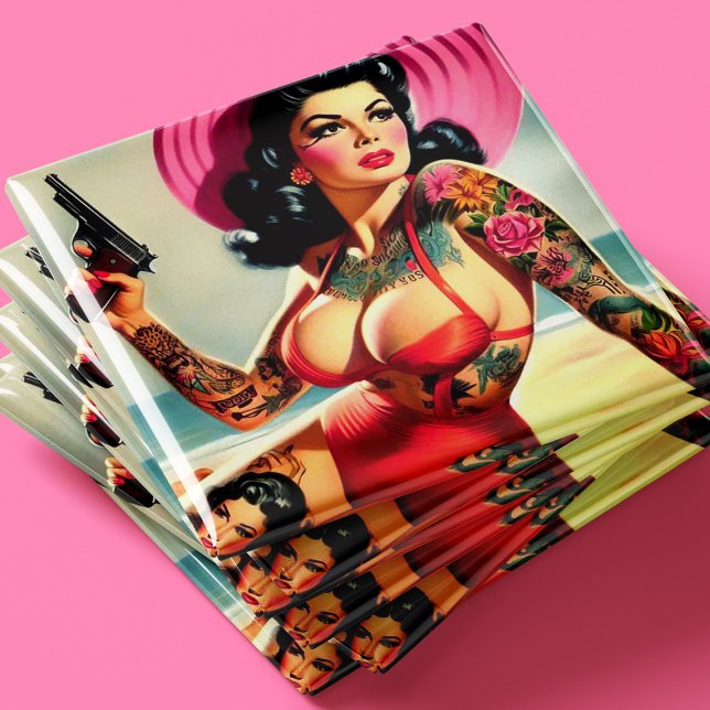 Íman Pin-up de Praia Tatuada (Criador carregado)