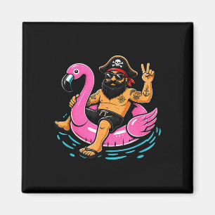 Íman Pirata em um flutuador de flamingo engraçado na pr