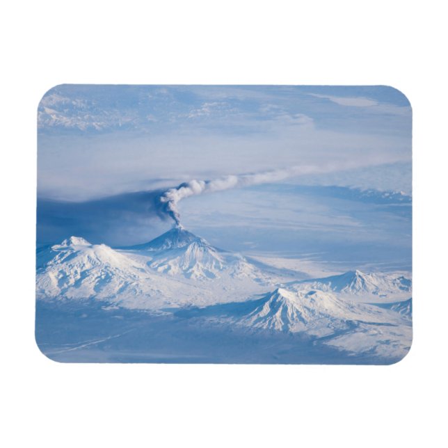 Íman Pluma Emanando Do Vulcão Kliuchevskoi. (Horizontal)