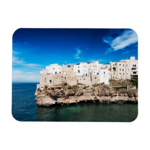 Íman Polignano que uma égua abriga em um penhasco em