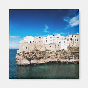 Íman Polignano que uma égua abriga em um penhasco em