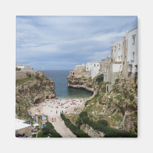 Íman Polignano uma praia da cidade da égua no ímã de