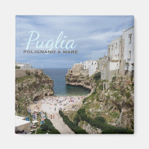 Íman Polignano uma praia da cidade da égua no ímã do