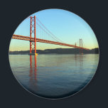 Íman Ponte 25 de Abril, LIsboa, Portugal<br><div class="desc">A Ponte 25 de Abril é uma ponte suspensa rodo-ferroviária que liga a cidade de Lisboa à cidade de Almada, em Portugal. A ponte atravessa o estuário do rio Tejo na parte final e mais estreita. Esta pontefoi inaugurada numa cerimónia que decorreu no dia 6 de Agosto de 1966.</div>