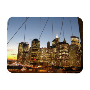Íman Ponte de Brooklyn ao anoitecer com a silhueta de M