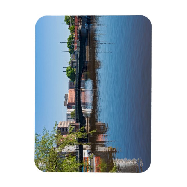 Íman ponte de rua estadual que atravessa o rio milwauke (Vertical)