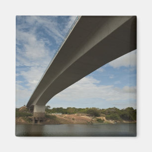 Íman Ponte que liga a Guiana ao Brasil sobre o Takutu