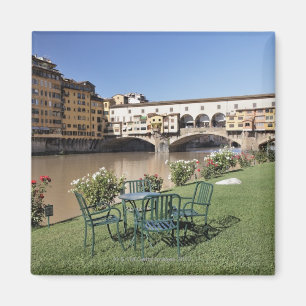 Íman Ponte Vecchio e mesa ao longo de Arno Rive