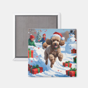 Íman Poodle Correndo na Neve com Chapéu de Natal