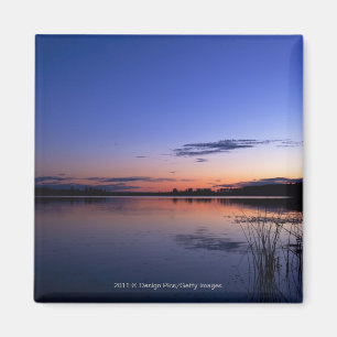Íman Por do sol sobre o lago Wabamun com grama