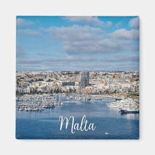 Íman Porto de Sliema com edifícios modernos e barcos