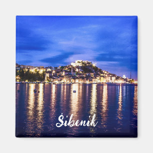 Íman Porto iluminado em Sibenik, Croácia