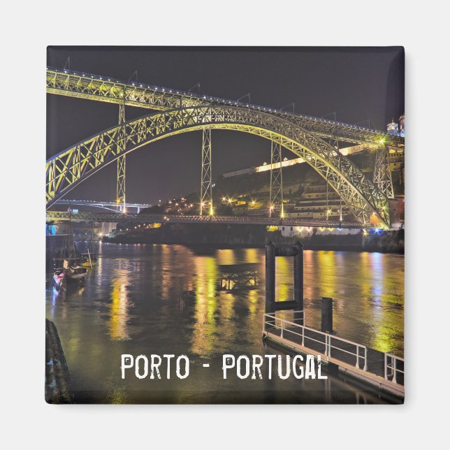 Íman Porto - Portugal. Cena Noturna Perto do Rio Douro (Frente)