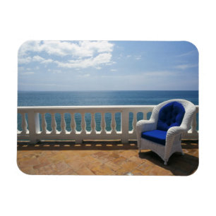 Íman Porto Rico. Cadeira de vime e terraço ladrilhado n