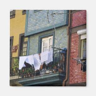 Íman Portugal, Porto. Mulher pendurada na roupa