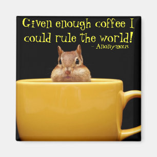 Íman pouco chipmunk no copo de café