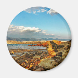 Íman Praia de pedra na ilha Pag em Croácia