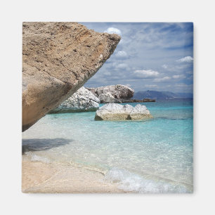 Íman Praia de Sardinia com o ímã grande das rochas