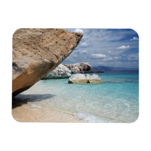 Íman Praia de Sardinia com o ímã retangular das rocha