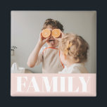 Íman Presente de Foto da Família Rosa Moderno Pastel<br><div class="desc">Presente de Foto da Família Rosa Moderno Pastel</div>