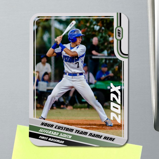 Íman Presente personalizado do jogador de beisebol em v (Baseball Player Magnet in Light Grey with Custom Team Name and Black Green Stripes)