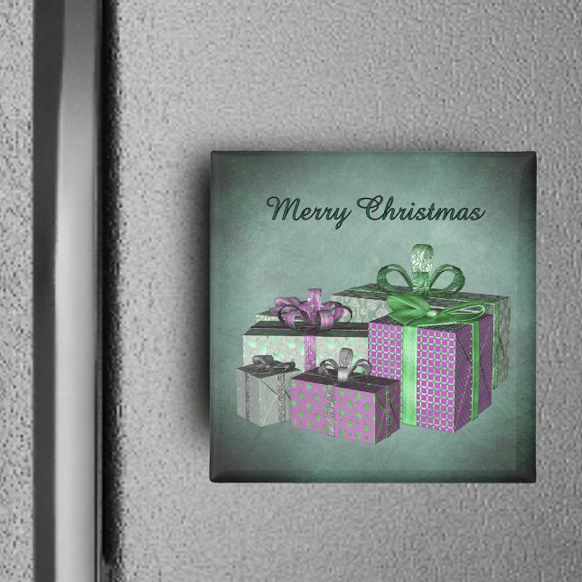 Íman Presentes de Natal Brilhantes Envolvidos Verde Rox (Shiny purple green wrapped presents on Merry Christmas light green square frig magnet.)