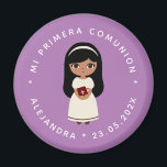 Íman Primeira Comunhão de Menina Hispânica Mi Primera<br><div class="desc">Uma primeira design de comunhão para latina (hispânica) com texto em espanhol. No centro, há um desenho plano de desenho animado de uma morena fofinha, de cabelo preto longo e olhos grandes, de vestido branco, com bíblia na mão, pronta para a primeira comunhão. À sua volta, como um círculo, há...</div>