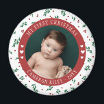 Íman Primeiro Natal do bonito Red Berry Pattern Baby<br><div class="desc">O primeiro imã fotográfico de Natal do bebê bonito com uma foto redonda do seu bebê com texto curvo e um padrão bonito de morango vermelho e verde e corações bonitinhos. Dê a sua geladeira um toque festivo com o primeiro ímã de Natal deste bebê personalizado com o nome e...</div>