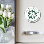 Íman Promocional Florist Logotipo Tagline WW Personaliz<br><div class="desc">O ímã Cor Personalizada WWW do Logotipo Florista do Promocional mostra um slogan e um ponto de contato com um logotipo personalizável pré-fabricado a cores. Substitua o slogan "Onde as flores contam sua história" e o sérvio "www.YourFloristShop.com" para torná-lo seu. É uma imã de geladeira redonda decorativa para promover seus...</div>
