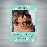 Íman Proposta de Menina Flor de Fotos para Disias Bonit<br><div class="desc">O fofo bonito disies personalizou o ímã de proposta de uma florista em uma cor aqua boêmica com um nome e texto editáveis. Faça seu casamento especial com uma alternativo "você será minha dama de honra?" proposta para seus namoradas.</div>