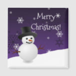 Íman Purple Snowman Winter Scenery Christmas Magnet<br><div class="desc">Adicione um toque festivo à sua cozinha nesta temporada de festas com um imitador Purple Snowman Winter Scenery Christmas Magnet. O design do Magnet apresenta um feliz boneco de neve em uma cena de vento de neve contra um fundo roxo adornado com flocos de neve de cor correspondente. Itens adicionais...</div>