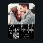 Íman qr código preto foto de casamento branco salvar da<br><div class="desc">qr código branco moderno manuscrito preto Imã salve a data de fotos de fundo preto personalizado. você pode mudar a cor de fundo e a cor e o estilo da fonte.</div>