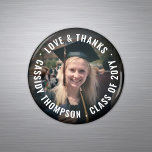 Íman Qualquer Graduação De Texto Agradecemos O Favor Do<br><div class="desc">Adicione um toque personalizado elegante à decoração da faculdade ou da festa de formatura do segundo grau a esses ímãs personalizados de fotos. (DICA DE IMAGEM: Uma maneira fácil de centralizar uma foto exatamente como você deseja é recortá-la antes de carregá-la no site do Zazzle.) Design apresenta uma imagem do...</div>