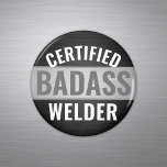 Íman Qualquer texto de soldadura de Badass Certificado<br><div class="desc">Adicione um toque de na moda a uma decoração doméstica de um metalúrgico com um ímã de geladeira redonda "Certified Badass Welder" personalizável. Toda a redação neste modelo é simples de personalizar ou excluir. A design preta, branca e cinza apresenta um fundo de aço inoxidável esfregado metálico e tipografia moderna...</div>