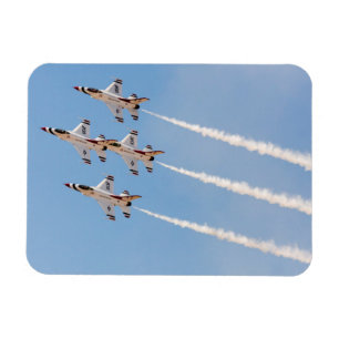 Íman Quatro F-16 Thunderbirds voam em formação cerrada