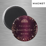 Íman Quinceanera burgundy rosa gold tiara name script<br><div class="desc">Para uma elegante Quinceañera, 15. Uma cor de fundo arrojada. Decorado com rosa dourado falso poeira brilhante e uma tiara, coroa. Personalize e adicione um nome, idade e data. Quinceañera é escrita com um estilo moderno, escrito à mão, com traços. Pode ser usado como favoritos para festas ou como lembrete...</div>