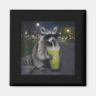 Íman Raccoon drinking iced matcha latte funny animal